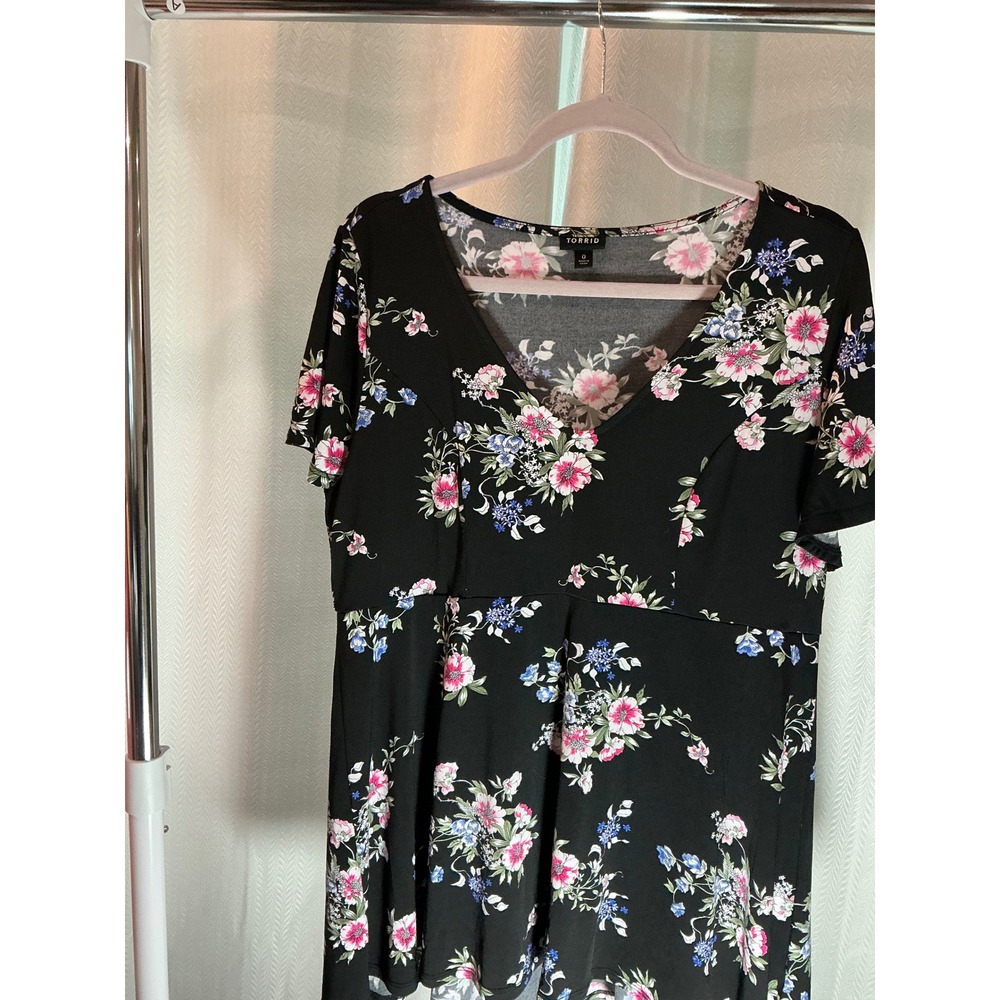 Torrid Floral tunic topBlack Pink Blue Plus Size V-Neck Short Sleeve Womens